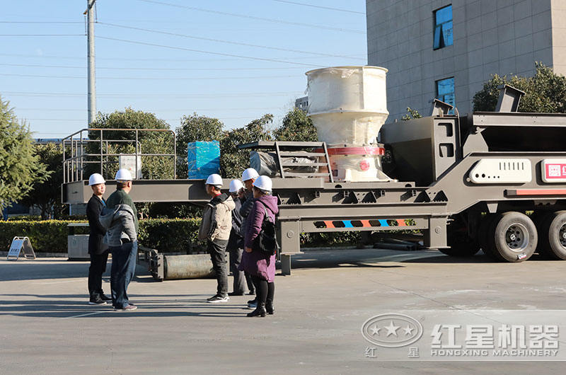 客戶來車間考察流動石子機(jī)